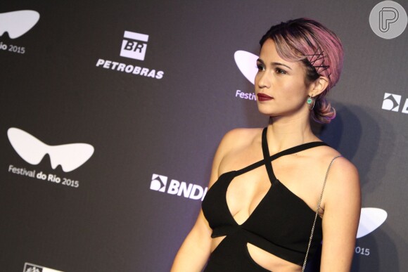 Nanda Costa exibiu os cabelos cor-de-rosa durante a premiação do Festival do Rio na noite de terça-feira, 13 de outubro de 2015