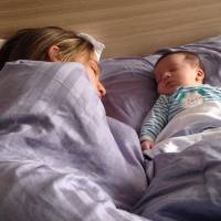 Fernanda Gentil dorme na cama com o filho e marido brinca: 'Perdi meu lado'