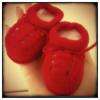 No Instagram, Larissa Maciel publicou foto de um par de sapatinhos de bebê vermelho. 'Sim, é verdade. Estou grávida e muito feliz!'