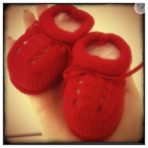 No Instagram, Larissa Maciel publicou foto de um par de sapatinhos de bebê vermelho. 'Sim, é verdade. Estou grávida e muito feliz!'