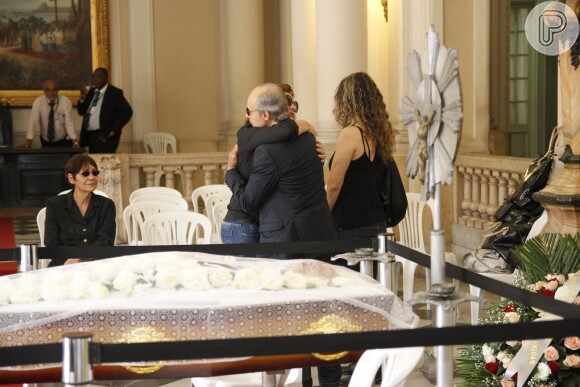 Famosos se despedem de Luiz Carlos Miele, em velório que acontece na Câmara Municipal do Rio nesta quinta-feira, 15 de outubro de 2015