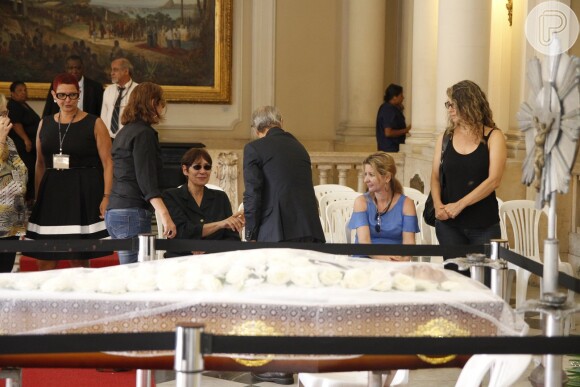 Famosos se despedem de Luiz Carlos Miele, em velório que acontece na Câmara Municipal do Rio nesta quinta-feira, 15 de outubro de 2015