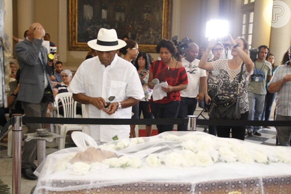Famosos se despedem de Luiz Carlos Miele, em velório que acontece na Câmara Municipal do Rio nesta quinta-feira, 15 de outubro de 2015
