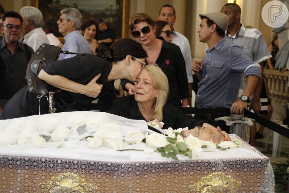 Famosos se despedem de Luiz Carlos Miele, em velório que acontece na Câmara Municipal do Rio nesta quinta-feira, 15 de outubro de 2015