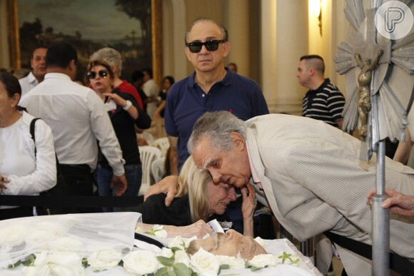 Famosos se despedem de Luiz Carlos Miele, em velório que acontece na Câmara Municipal do Rio nesta quinta-feira, 15 de outubro de 2015