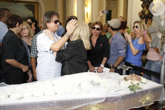 Famosos se despedem de Luiz Carlos Miele, em velório que acontece na Câmara Municipal do Rio nesta quinta-feira, 15 de outubro de 2015