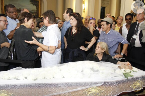 Famosos se despedem de Luiz Carlos Miele, em velório que acontece na Câmara Municipal do Rio nesta quinta-feira, 15 de outubro de 2015