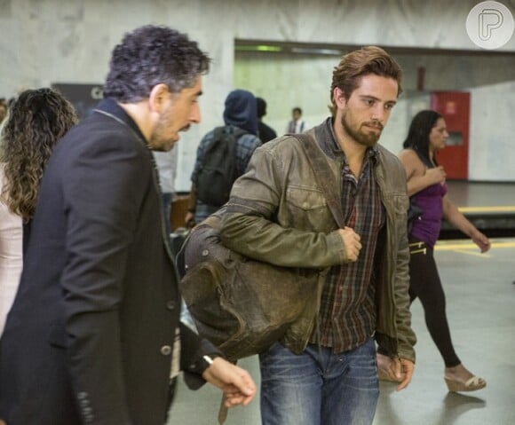 Ariel (Michel Melamed) dá uma trombada em Felipe (Rafael Cardoso) para impedi-lo de se aproximar de Lívia (Alinne Moraes), na novela 'Além do Tempo'