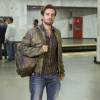 Felipe (Rafael Cardoso) espera o metrô, em cena da nova fase da novela 'Além do Tempo'