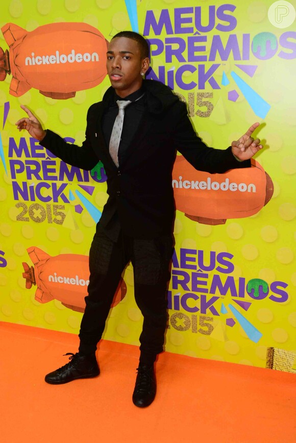 Nego do Borel fez pose ao chegar à 16ª edição do Meus Prêmios Nick 2015!