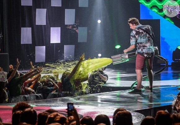 Fábio Porchat aprontou no palco e deu um banho de geleia verde no público