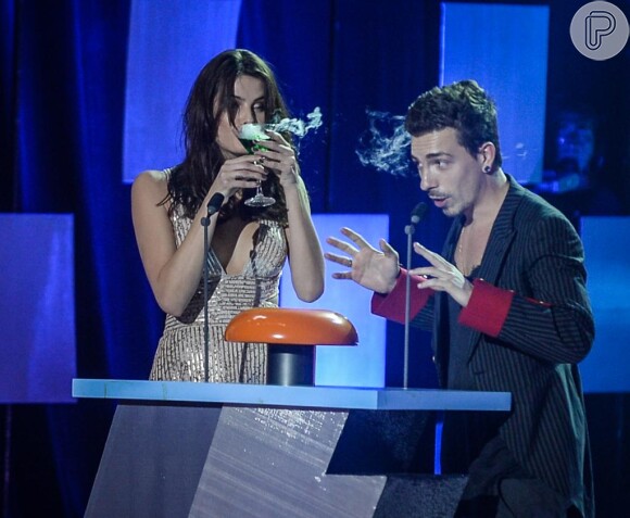 Isabeli Fontana e o noivo, Di Ferrero, apresentaram uma das categorias do prêmio e ela subiu ao palco com um drink verde, assustando o cantor com a fumaça