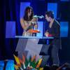 Isabeli Fontana e o noivo, Di Ferrero, apresentaram uma das categorias do prêmio e ela subiu ao palco com um drink verde, assustando o cantor com a fumaça