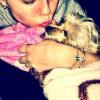 Miley Cyrus sofre com a morte de sua cadelinha Lila, em 12 de dezembro de 2012