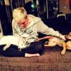 Apaixonada por animais, Miley Cyrus faz carinho em seus cachorros