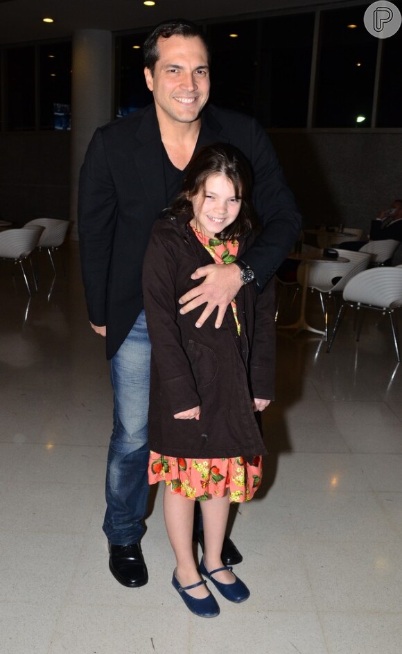 Daniel Boaventura leva a filha para assistir ao musical 'Billy Ellio', em São Paulo