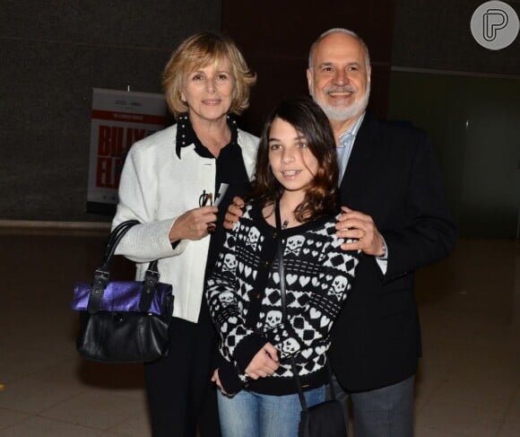 Irene Ravache vai com a família assistir ao musical 'Billy Elliot', em São Paulo