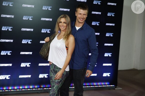 Fernanda Lima e Rodrigo Hilbert posam no tapete vermelho do UFC 163, no Rio