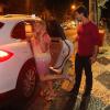 Susana Vieira acena para o paparazzo enquanto Sandro Pedroso abre a porta do carro para a atriz