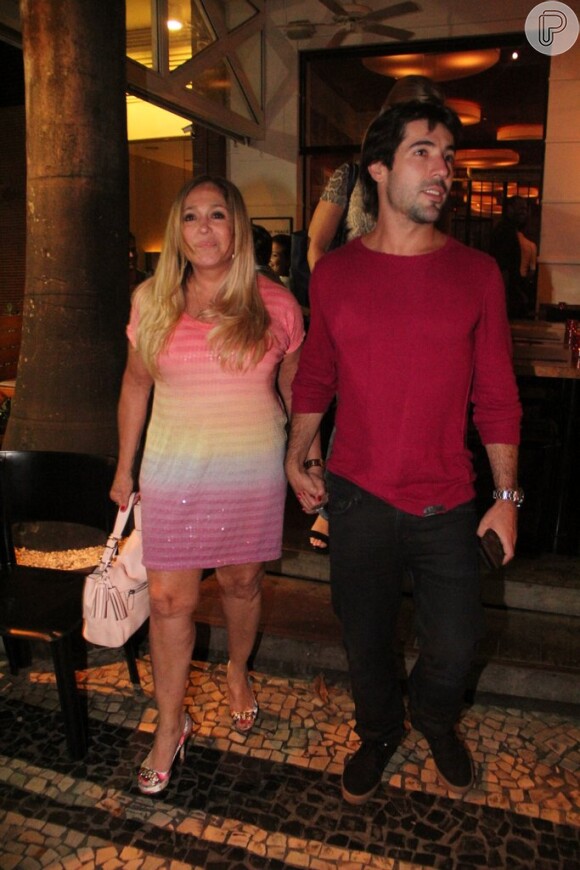 Susana Vieira e Sandro Pedroso saem para jantar em restaurante do Rio, em 4 de agosto de 2013