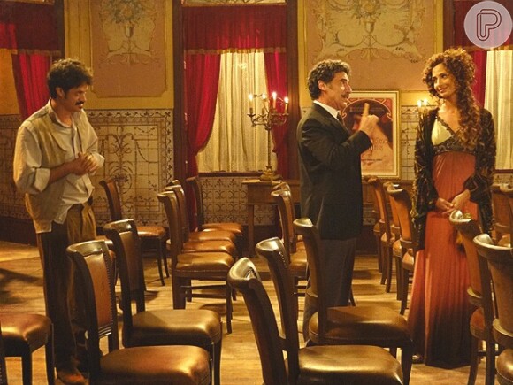 Por sugestão de Mario (Paulo Betti), Isabel (Camila Pitanga) retoma sua carreira de dançarina em 'Lado a lado'