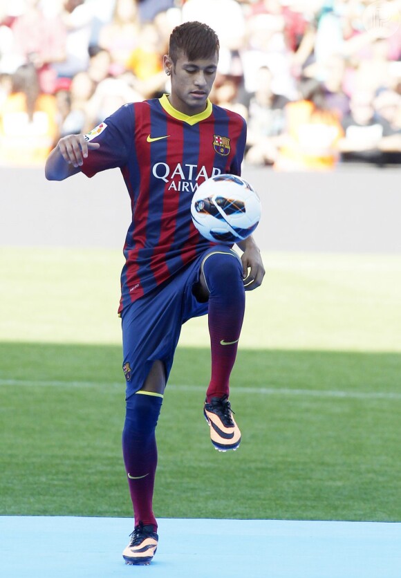 Neymar foi o jogador mais assediado durante o evento em um shopping de Bangcoc