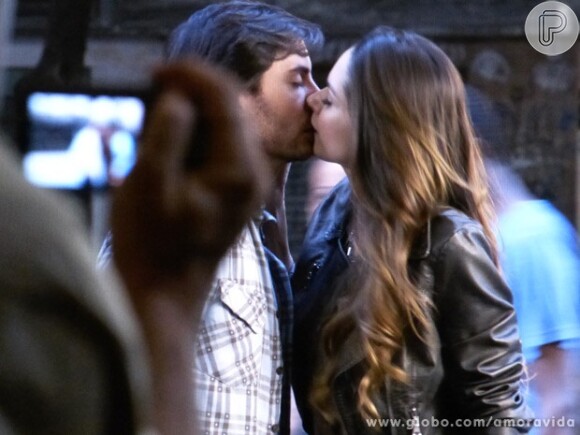 As fotos de Leila (Fernanda Machado) beijando Thales (Ricardo Tozzi) vão ser divulgadas no casamento de Nicole (Marina Ruy Barbosa)