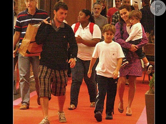Tiago Worcman tem um bom relacionamento com Davi, filho de Carolina Dieckmann com Marcos Frota. Na imagem de junho de 2010, eles fazem um passeio de família no shopping