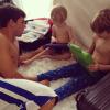 Amaury Nunes publica foto no Instagram em que aparece brincando com Noah e Guy, filhos de Danielle Winits