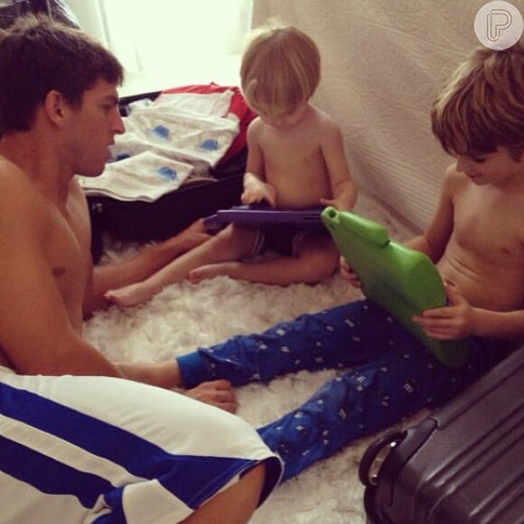 Amaury Nunes publica foto no Instagram em que aparece brincando com Noah e Guy, filhos de Danielle Winits