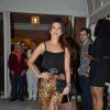 Fernanda Paes Leme posa para foto antes de entrar na festa de Preta Gil
