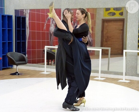 A atriz e apresentadora Luana Piovani machucou o pé e o joelho e teve de deixar o quadro 'Dança dos Famosos', do programa 'Domingão do Faustão', da TV Globo