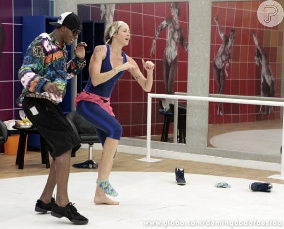 A atriz e apresentadora Luana Piovani machucou o pé e o joelho teve de deixar o quadro 'Dança dos Famosos', do programa 'Domingão do Faustão', da TV Globo