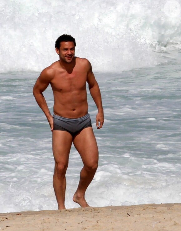 Recentemente, o jogador foi visto numa praia na orla carioca, exibindo a boa forma numa sunga cinza