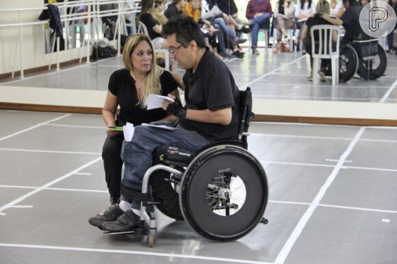 Susana Vieira conversa com um cadeirante, participante de seu workshop sobre interpretação