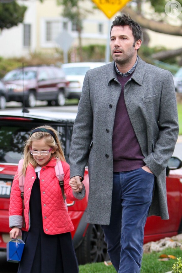 Ben Affleck leva a filha a filha mais velha, Violet, para a escola em Los Angeles, nos Estados Unidos, nesta quarta-feira, 12 de dezembro de 2012