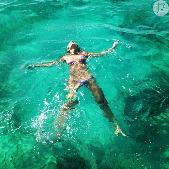 Carol Magalhães sobre magreza exibida nas férias: 'Fiz sucesso em Ibiza. Lá, as mulheres são magras como eu'