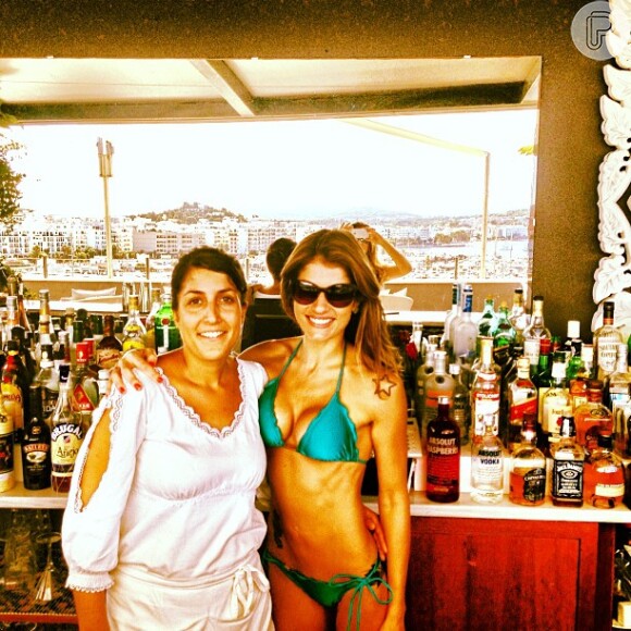 Carol Magalhães exibiu sua barriga negativa durante as férias em Ibiza