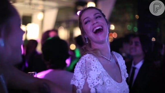 Luana Piovani se divertiu na pista de dança após o casamento com Pedro Scooby