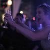 Luana Piovani brinda com champanhe na festa de casamento com o surfista Pedro Scooby