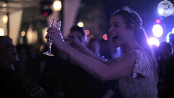 Luana Piovani brinda com champanhe na festa de casamento com o surfista Pedro Scooby
