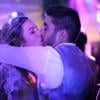 Luana Piovani e Pedro Scooby se beijam na festa de seu casamento