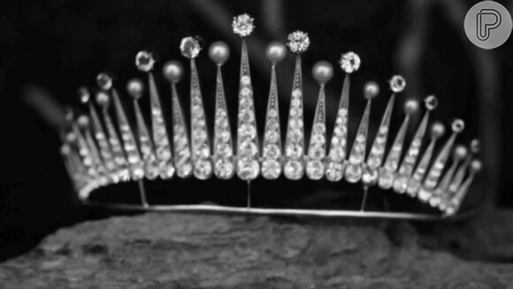 Vídeo mostra em detalhe a tiara em forma de coroa que Luana Piovani usou no casamento com Pedro Scooby