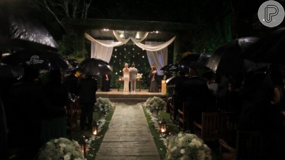 Convidados do casamento de Luana Piovani e Pedro Scooby abriram guarda-chuvas para se proteger