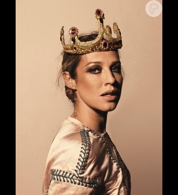 Luana Piovani posta foto produzida como uma rainha, em 13 de dezembro de 2013