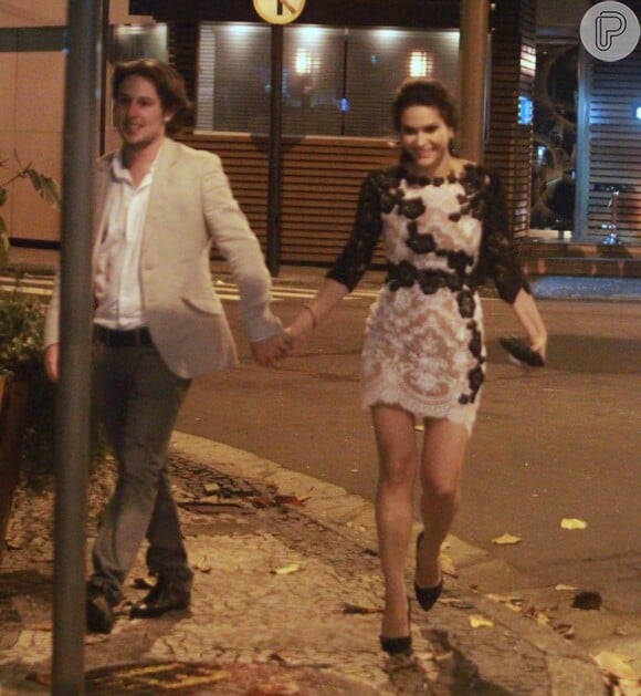 Fernanda Machado é flagrada na saída de restaurante carioca com o namorado, o americano Robert Riskin