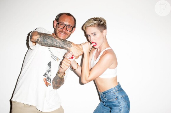 Miley Cyrus sensualiza com o fotógrafo Terry Richardson