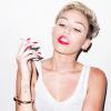 Miley Cyrus fuma cigarro durante ensaio para o fotógrafo Terry Richardson