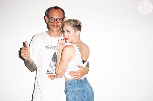 Miley Cyrus e Terry Richardson posam juntos. A cantora fez um ensaio no estúdio do conceituado fotógrafo