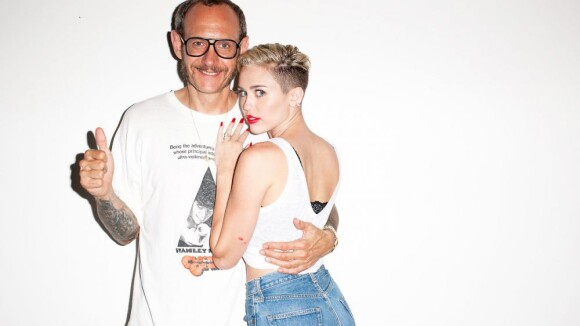 Miley Cyrus aparece plantando bananeira em ensaio do fotógrafo Terry Richardson